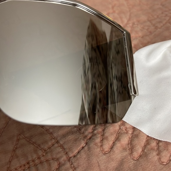 Silver oversized Versace sunglasses - Picture 8 of 9